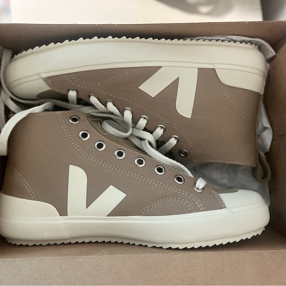 Veja nova high top NWT